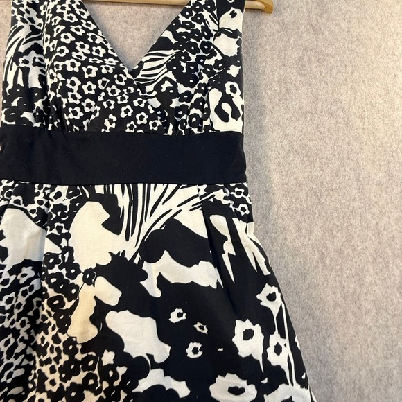 Delias Black White Floral V-Neck Empire Waist Midi Dress Style 2573 Size 0 - Picture 4 of 6